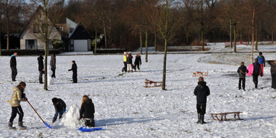 Sneeuwdekentje zorgt in Dokkum voor veel plezier