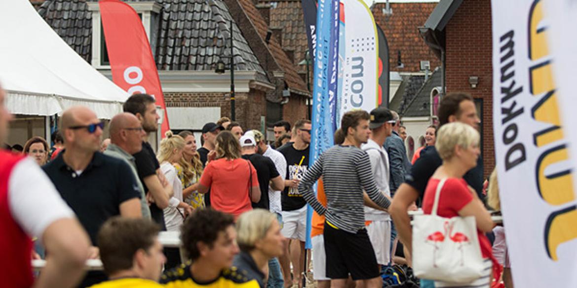 Finales Dokkum Beach druk bezocht