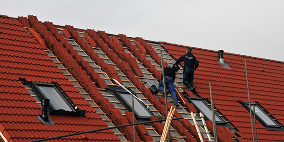 Dakpannenleggers leggen laatste hand aan nieuwbouwdaken