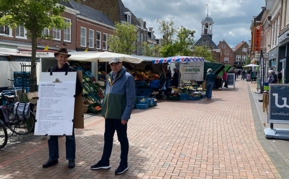 Streekdichter Geart Tigchelaar met Dokkumer gedicht op weekmarkt