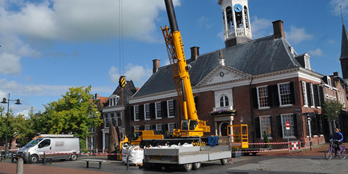 Dakrenovatie van stadhuis Dokkum in volle gang