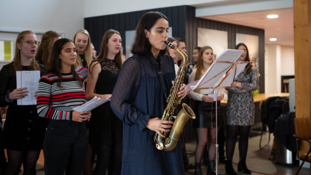 Ouderen genieten van kerstliederen studenten