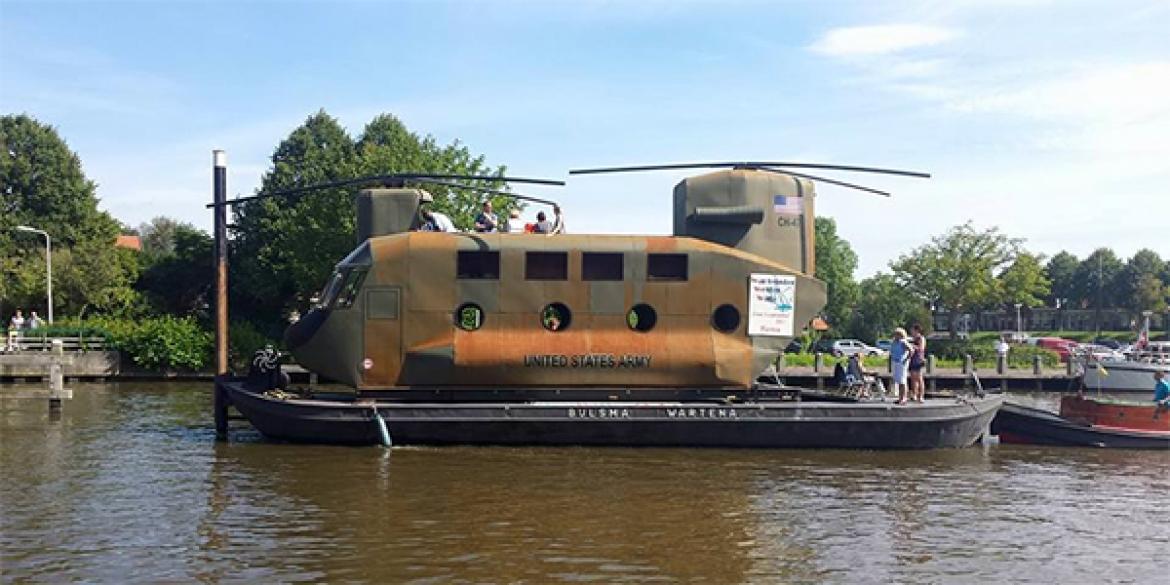 Helikopter vaart Dokkum voorbij op zondagmorgen