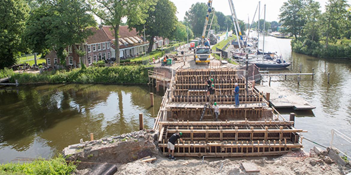 Beton storten Halvemaanspoortbrug gestart