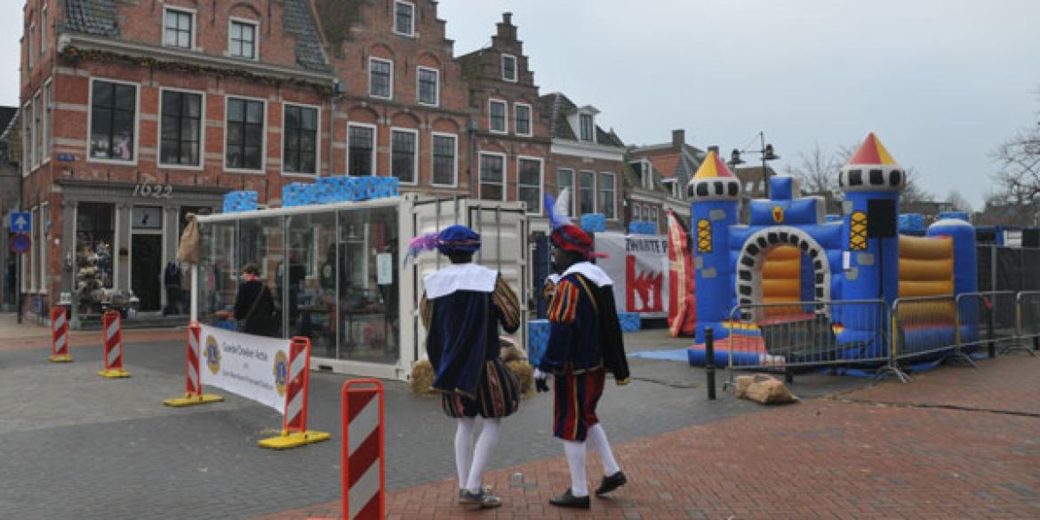 Lions zamelen sinterklaascadeaus in voor voedselbank