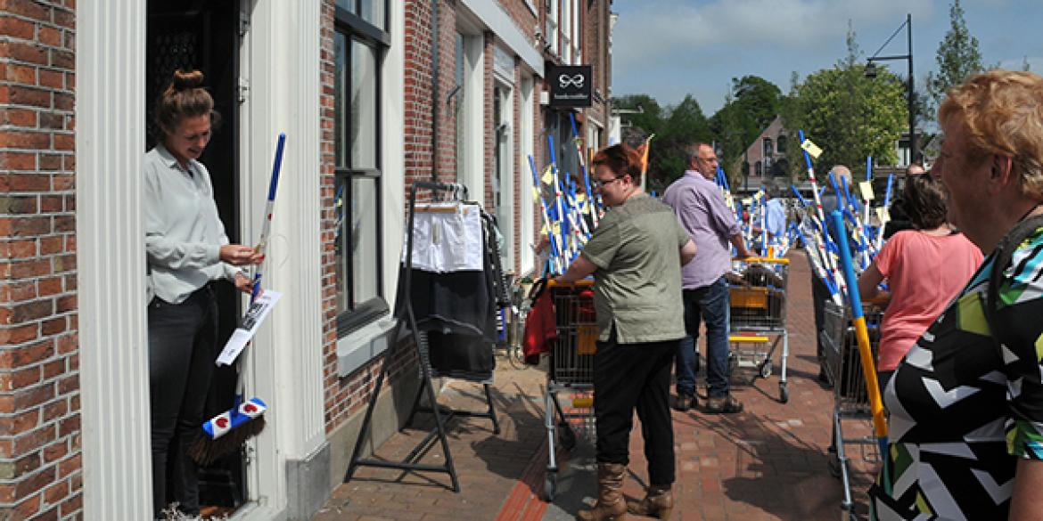 Winkeliers ontvangen beschilderde bezems