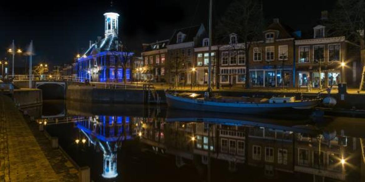 Dokkumer stadhuis blauw verlicht tijdens Autismeweek