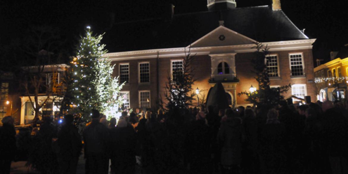 Warme belangstelling bij Kerstwensboom in Dokkum