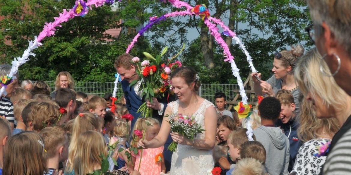 Juf Francisca van CBS De Regenboog stapt in huwelijksbootje