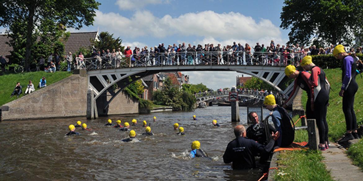 Zwemtocht door Dokkumer grachten levert ruim 5000 euro op