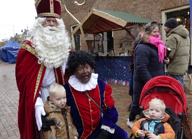 Foto's Sinterklaasfeest en warme harten in Dokkum dankzij Lions NOF door: 