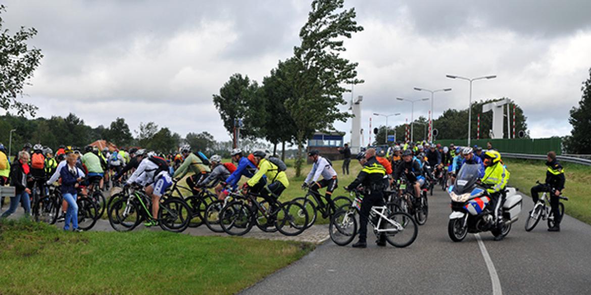 Mountainbikers starten in Dokkum met avontuurlijke tocht