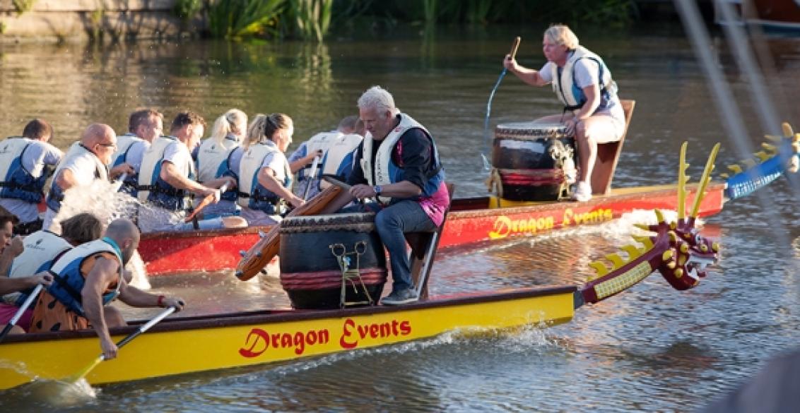 Dolenthousiaste drakenbootrace in Dokkum