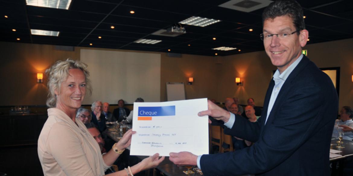 Stichting Present ontvangt cheque van Lionsclub Dokkum