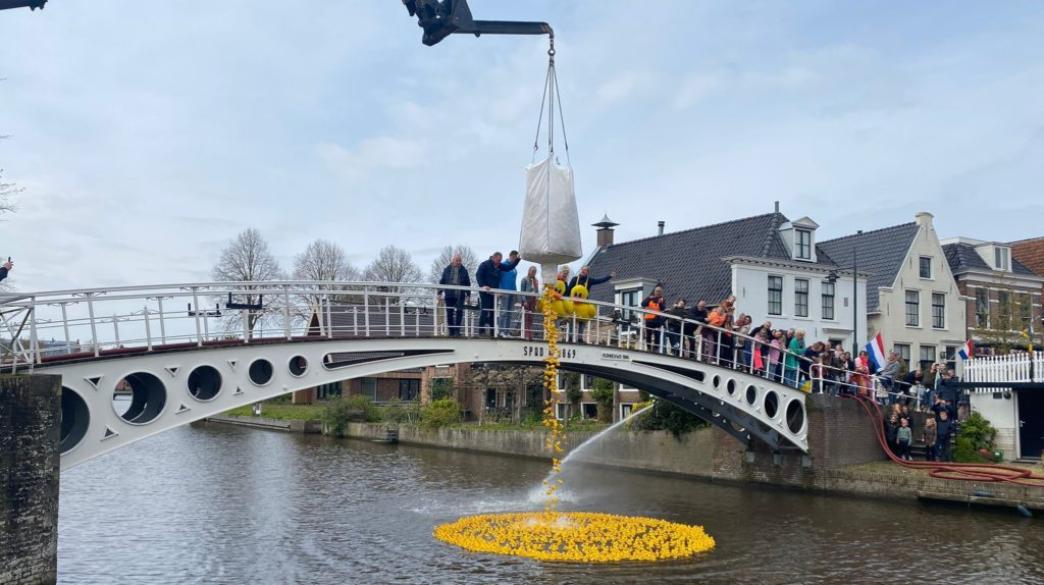 Badeentjesrace en vrijmarkt druk bezocht tijdens Koningsdag