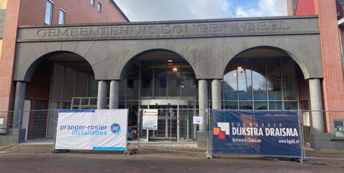 Verbouwing gemeentehuis Dokkum over de helft