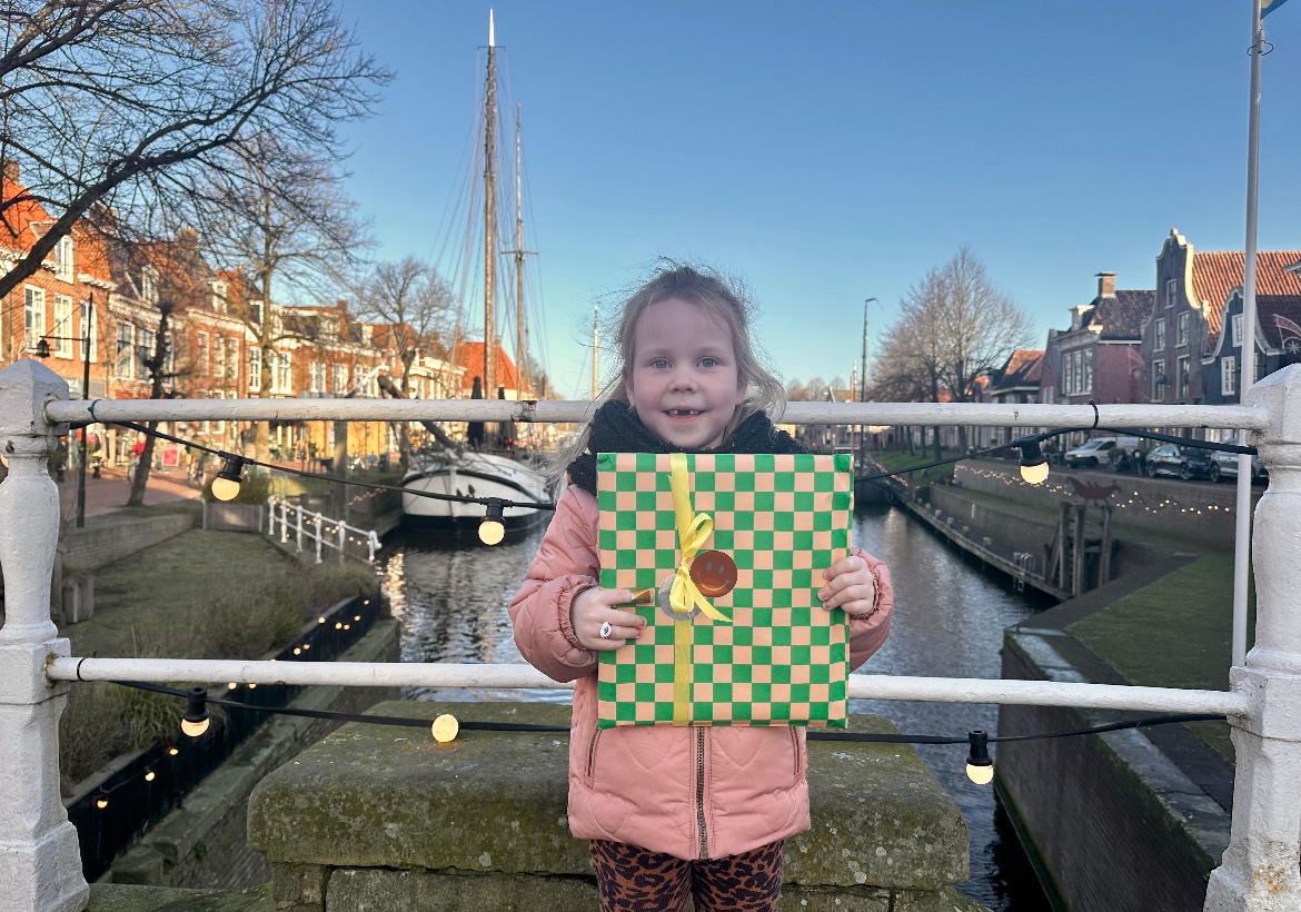 Ninte (5) uit Holwerd tweede winnaar van de winterspeurtocht door Dokkum