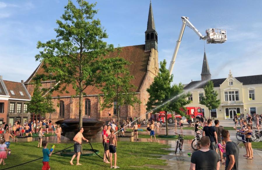 Brandweer zorgt voor verkoeling op de Markt