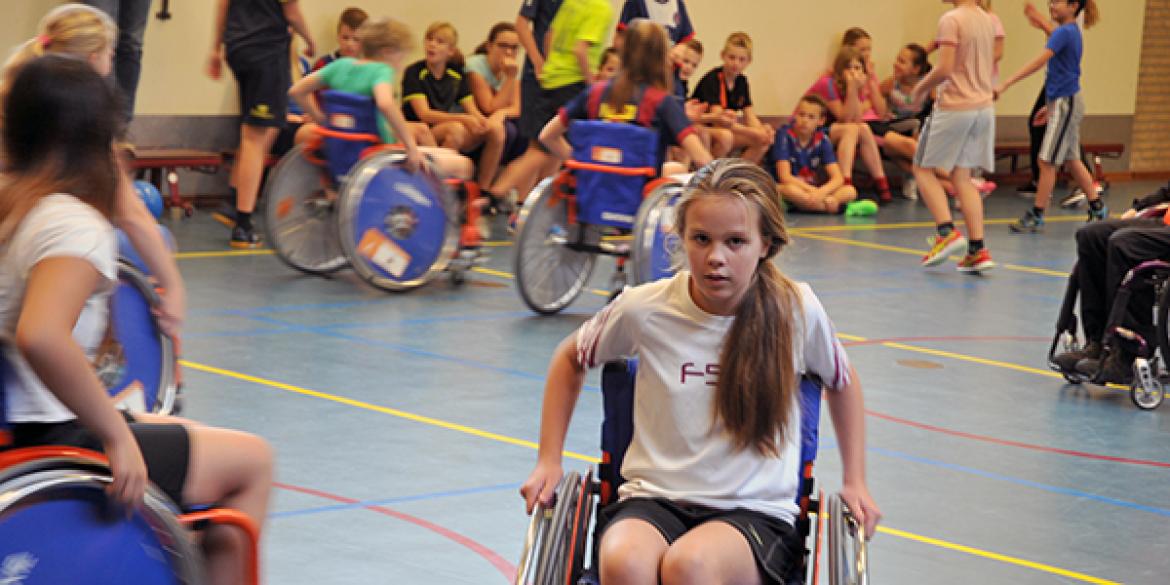 Basisschoolleerlingen ervaren sporten in een rolstoel