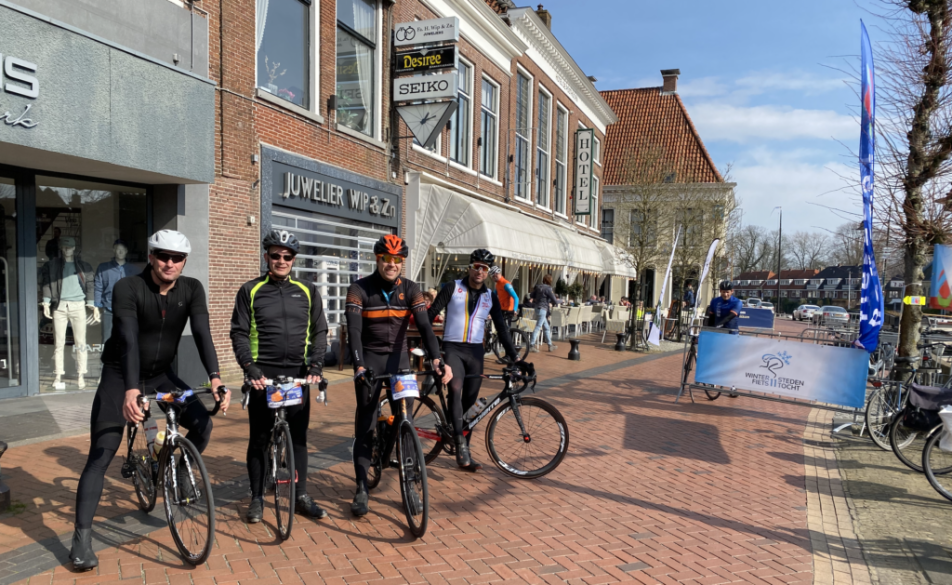 Winterfiets Elfstedentocht door Dokkum vraagt aandacht voor klimaatcrisis