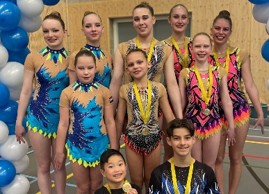 Foto's GYM Academy Dokkum schittert op spring- en acrowedstrijden door: 