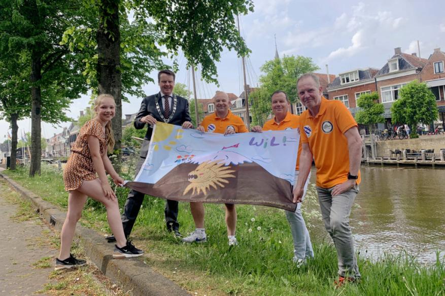 Burgemeester wenst klimmers Expeditie Kilimanjaro succesvolle tocht toe