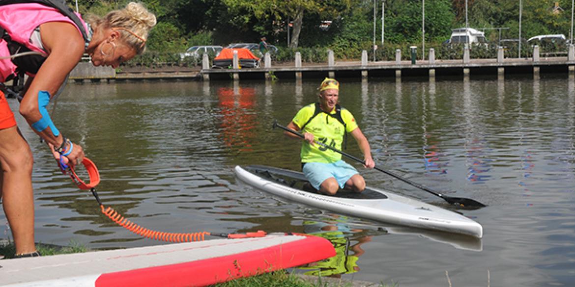 Non-stop SUPpers peddelen Dokkum voorbij