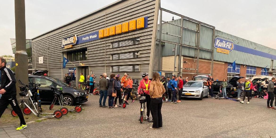 Elfstedensteppers op vroege zondagochtend in Dokkum