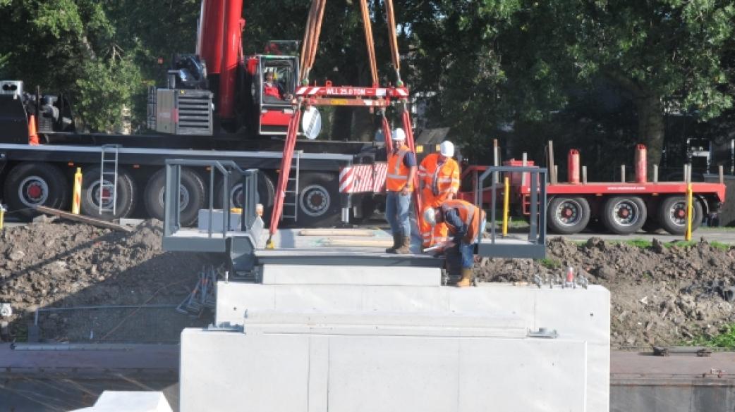 Aanbruggen van de nieuwe fiets- en wandelbrug geplaatst