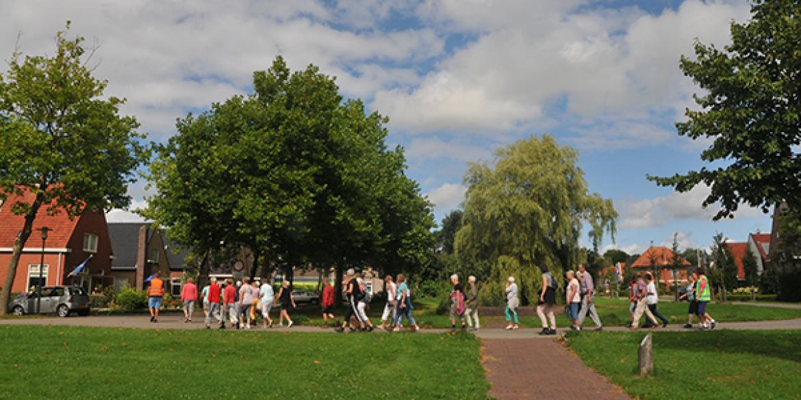 Enkele tientallen lopen wandeltocht Stadsfeesten