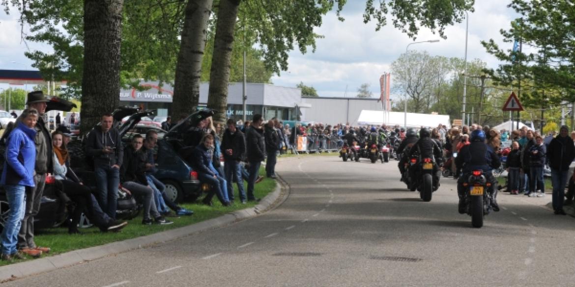 Volop belangstelling voor passerende motoren in Dokkum