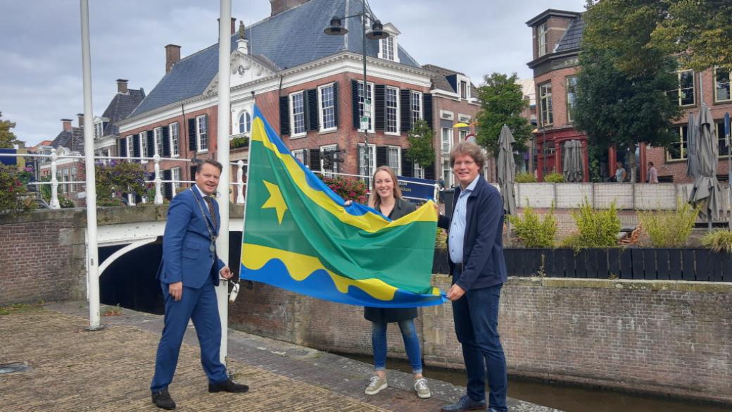 Eerste nieuwe gemeentevlag Noardeast-Fryslân overhandigd