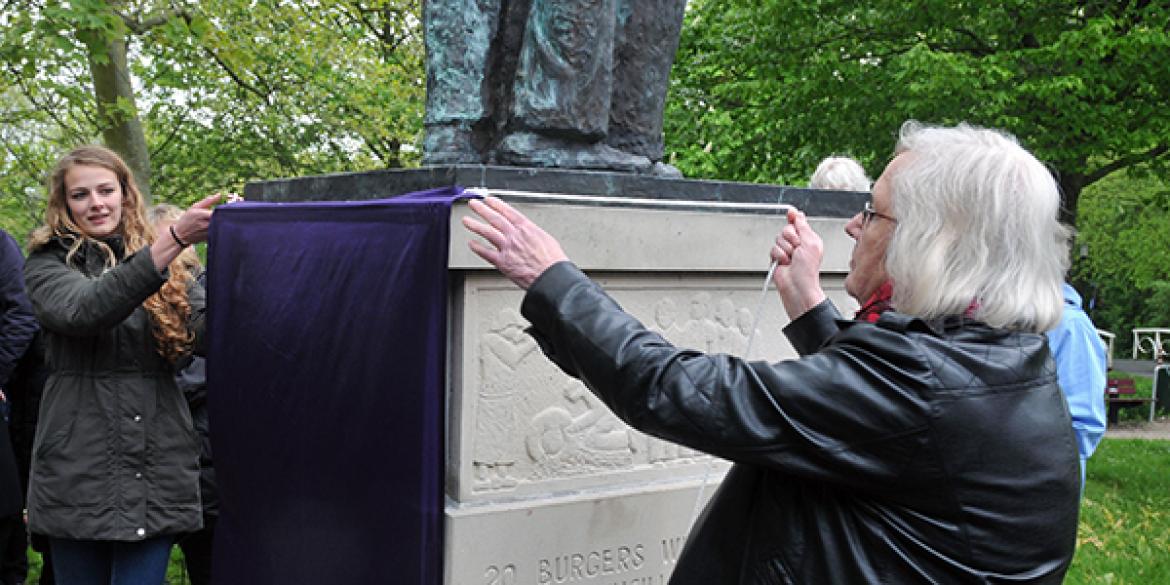 Namen van zeventien overleden Dokkumers op monument