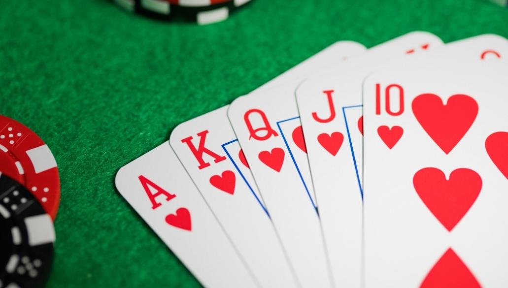 Oud online-pokerspeler achter het fornuis van pannenkoekenhuis Beslag Grou 