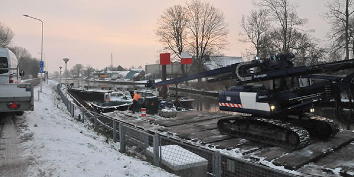 Winterse werkzaamheden aan jachthaven Dokkum