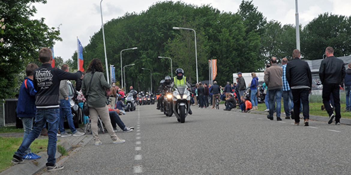 Veel publiek in Dokkum bij 80e gemotoriseerde Elfstedentocht