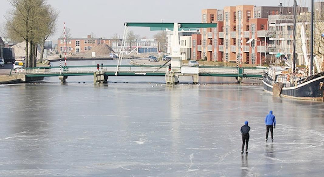 Nu ook schaatsplezier op Dokkumer grachten