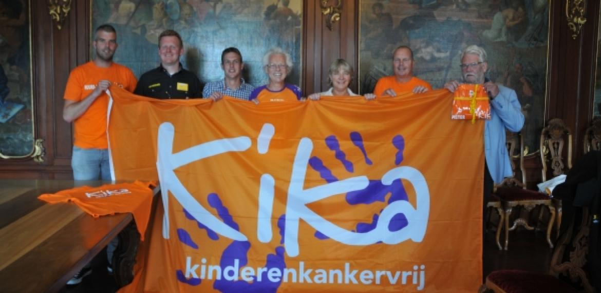 Burgemeester en wethouder ontvangen KIKA-shirt