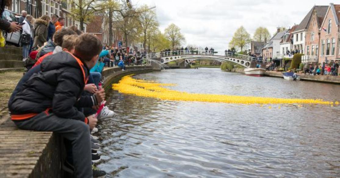 Drukke Koningsdag in Dokkum: badeendjesrace hoogtepunt