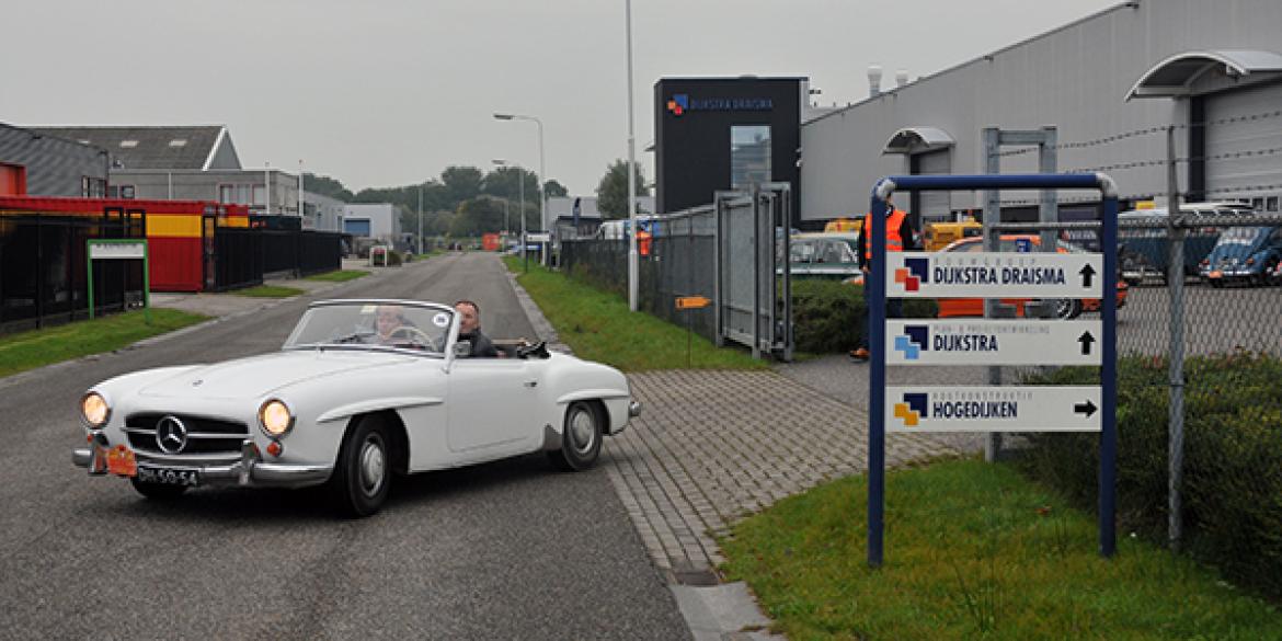 Klassieke McDonald Rallyauto's stempelen in Dokkum