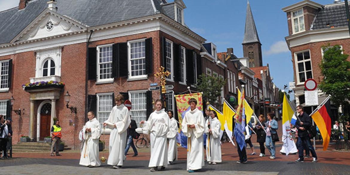 Processie door binnenstad van Dokkum