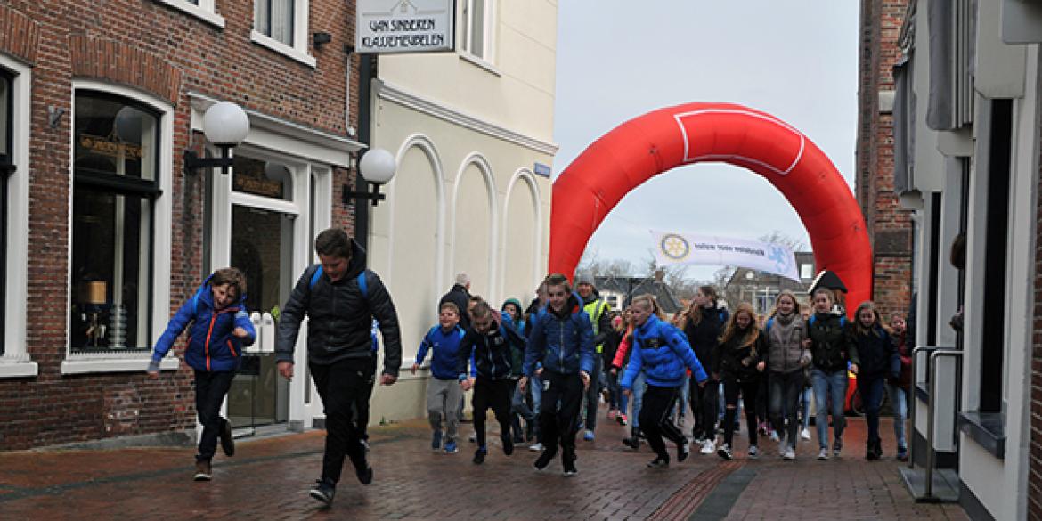 Schoolkinderen wandelen voor water