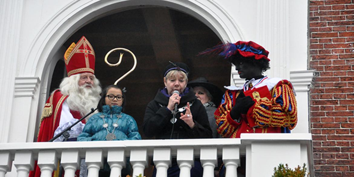 Ondanks regen sfeervolle Sinterklaasintocht in Dokkum