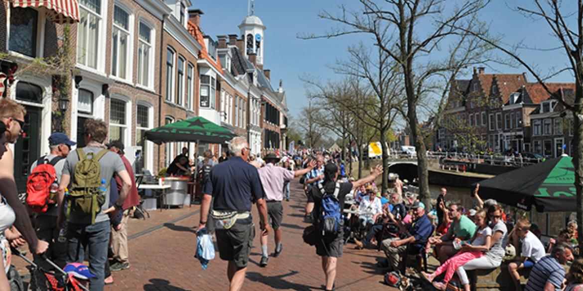 Beregezellige binnenkomst Elfstedenwandeltocht in Dokkum