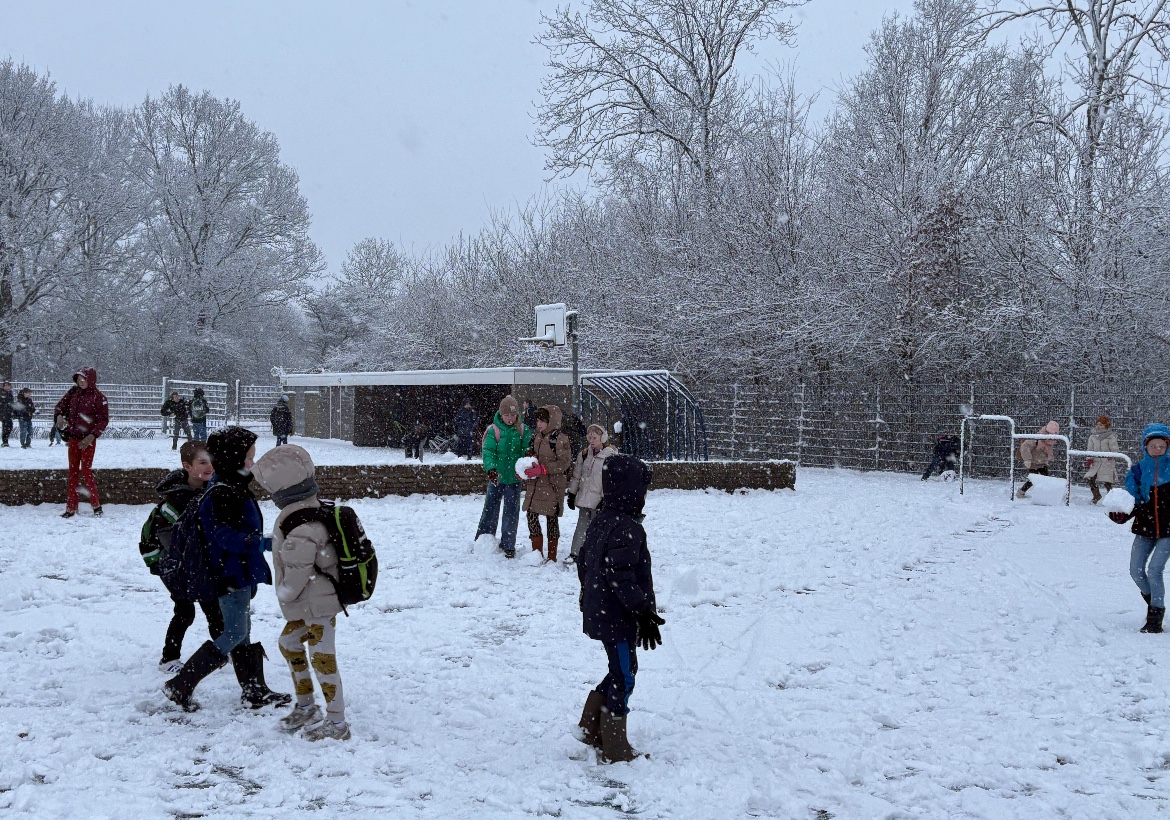 Dokkum start de dag opnieuw met sneeuwpret