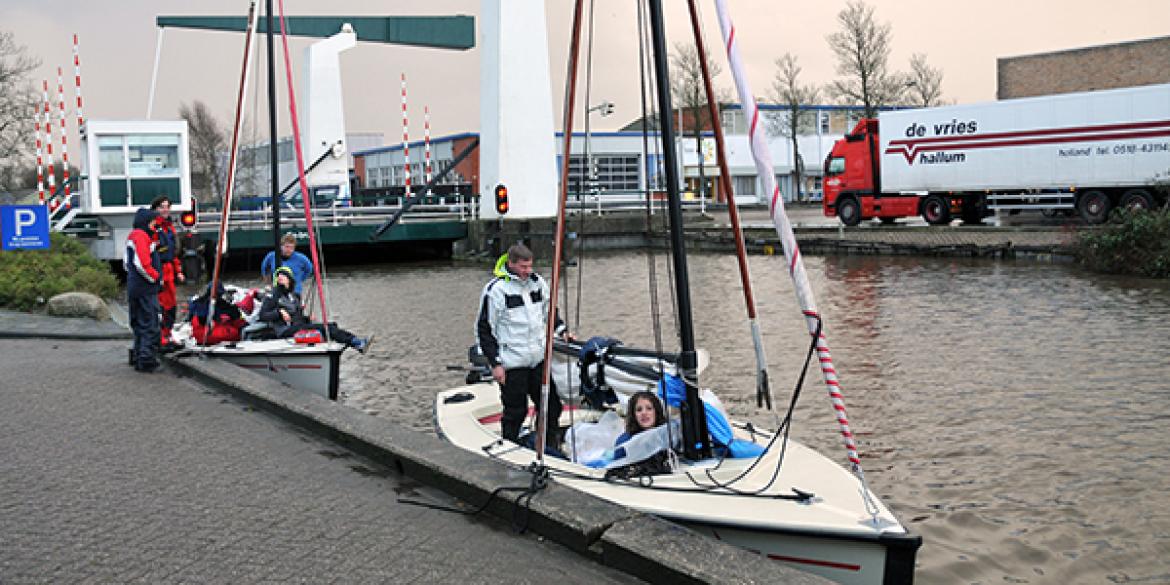 Amsterdamse zeilers in Dokkum tijdens bikkeltocht