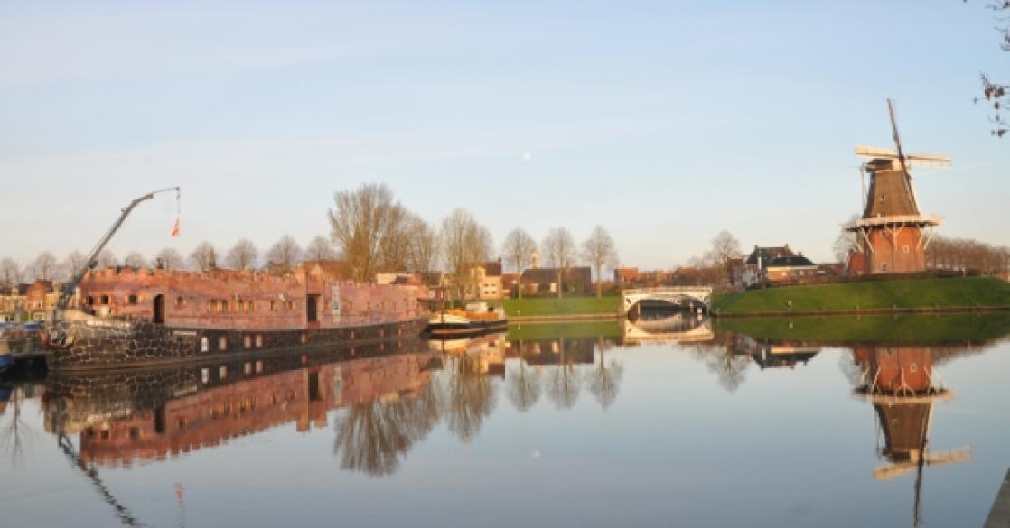 Museumschip Vlotburg Dokkum binnengevaren