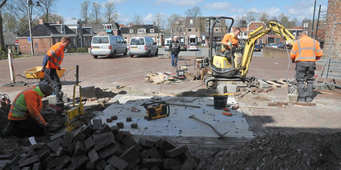 Proefbestrating voor Markt Dokkum aangelegd