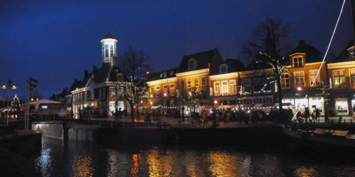 Sfeervolle kerstfair in historische binnenstad van Dokkum