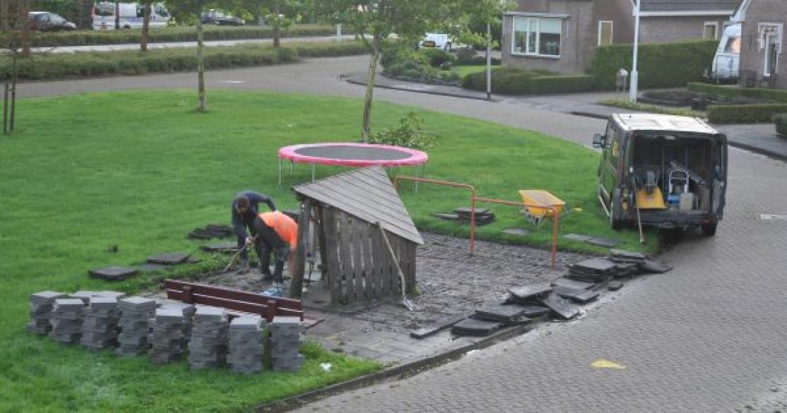 Rubberen tegels uit speeltuinen gehaald